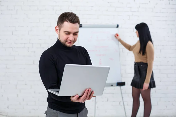 Gerente Hombre Negocios Anunciador Masculino Está Con Ordenador Portátil Mientras — Foto de Stock