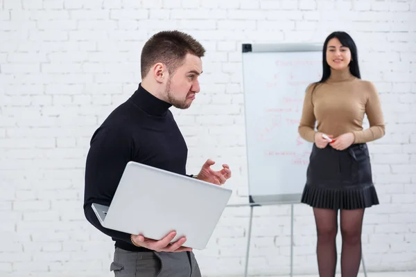 Sonriente Empresario Gerente Mujer Están Pie Con Ordenador Portátil Mirando — Foto de Stock