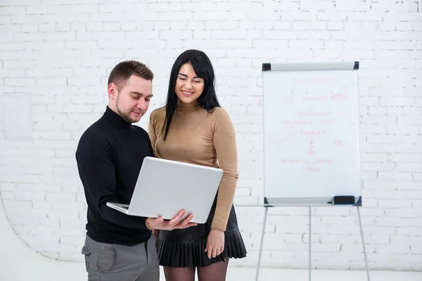 Sonriente Empresario Gerente Mujer Están Pie Con Ordenador Portátil Mirando — Foto de Stock