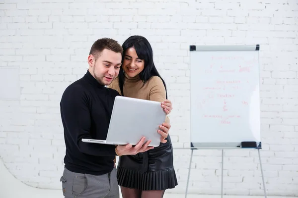 Sonriente Empresario Gerente Mujer Están Pie Con Ordenador Portátil Mirando — Foto de Stock