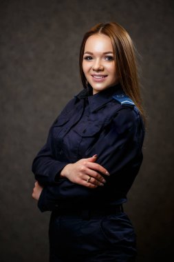 Polis üniformalı güzel bir kızın portresi. Profesyonel poz.