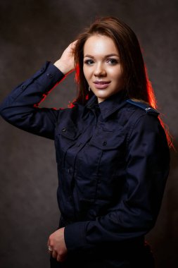 Polis üniformalı güzel bir kızın portresi. Profesyonel poz.