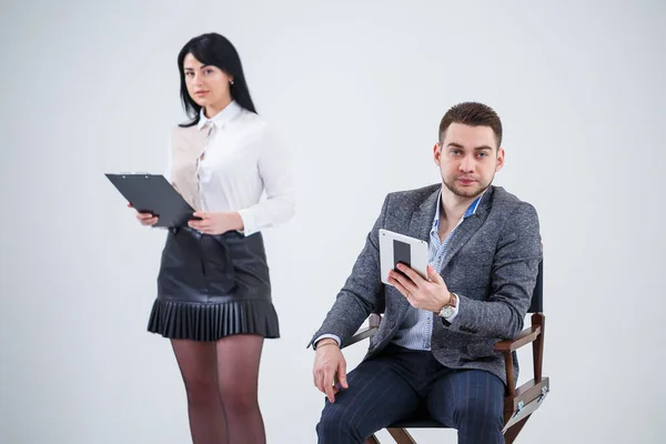 Hombre Éxito Traje Sienta Una Silla Negra Una Mujer Está — Foto de Stock