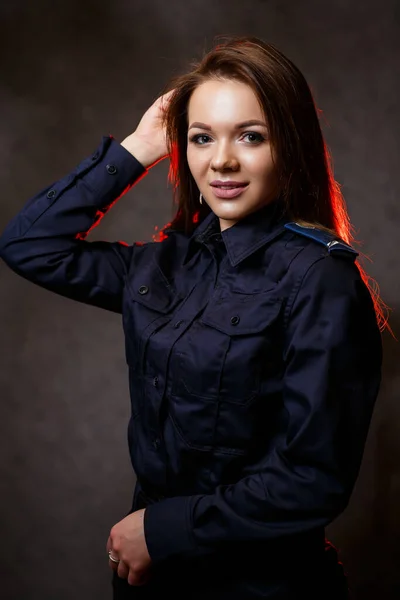 Портрет Красивой Девушки Полицейской Форме Профессиональное Позирование — стоковое фото