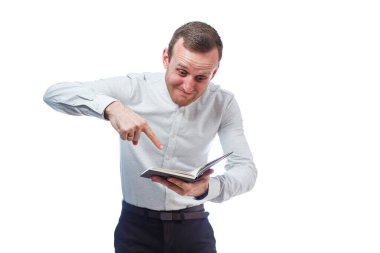 Erkek işadamı, öğretmen, akıl hocası günlüğündeki girdileri inceliyor. Beyaz arkaplanda izole