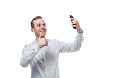 Kafkasyalı iş adamı, öğretmen akıl hocası, telefonda konuşuyor ve selfie çekiyor. O bir gömlek giyiyor. Duygusal bir portre. Beyaz arkaplanda izole