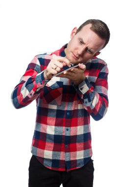 Beyaz tenli erkek, serbest çalışan, tamirci, tablet ekranındaki koruyucu filmi çiziyor ve çıkarıyor. Tişört giyiyordu. Duygusal bir portre. Beyaz arkaplanda izole