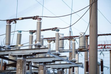 Eski parçaları değiştirilmesi gereken güçlü bir enerji santrali.