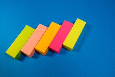 Renkli bir arkaplan üzerindeki notlar için renk etiketleri