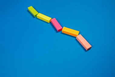 Renkli bir arkaplan üzerindeki notlar için renk etiketleri