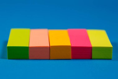 Renkli bir arkaplan üzerindeki notlar için renk etiketleri