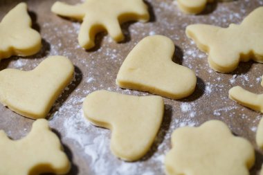 Hamurdan farklı şekillerde ev yapımı lezzetli kurabiyeler pişirmek.