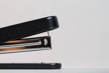 Kağıtları gri arkaplana bağlamak için siyah zımba