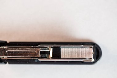 Kağıtları gri arkaplana bağlamak için siyah zımba