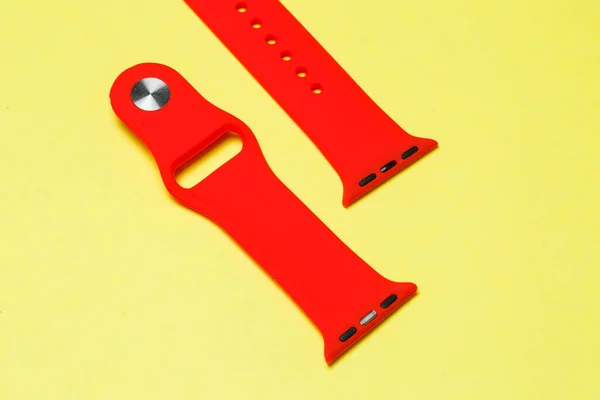 Pulseira Silikone Para Relógio Inteligente Cor Vermelha Fundo Amarelado — Fotografia de Stock