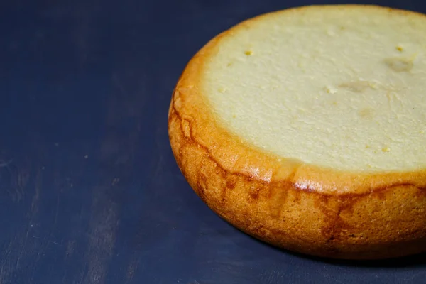 新烤的带有金黄色外壳的海绵蛋糕 — 图库照片