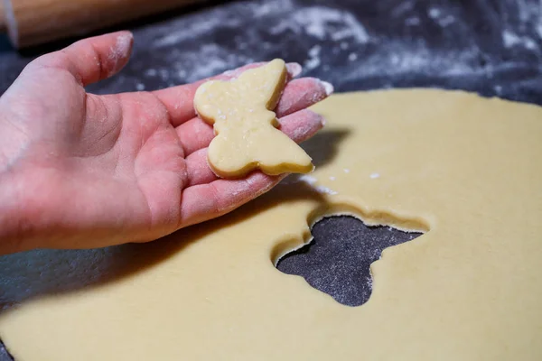 Приготовление Домашнего Вкусного Печенья Различных Фигур Теста — стоковое фото