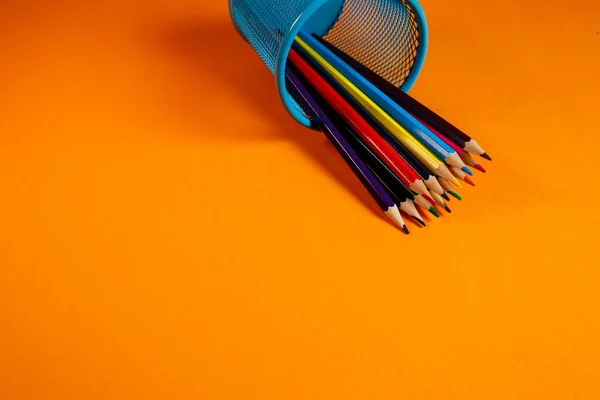 Balde Metal Azul Com Lápis Coloridos Para Escritório Fundo Laranja — Fotografia de Stock