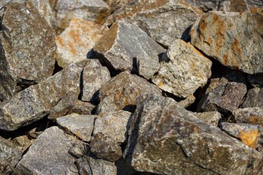 Parlak güneşte birikmiş büyük doğal taşlar.