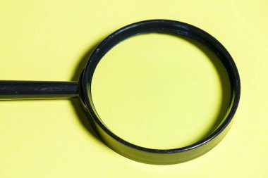 Sarı zemin üzerinde siyah çerçeveli büyüteç