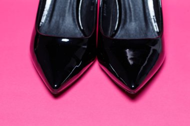 Renkli bir arkaplanda siyah deri topuklular.