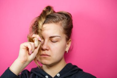 Bir kızın portresi. Makyajsız yüz. Aile içi şiddet.