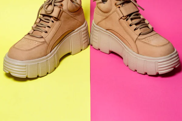 Renkli Arka Planda Kahverengi Kadın Deri Ayakkabıları Moda Eğilimi — Stok fotoğraf