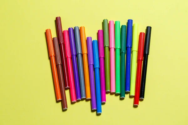 Marcadores Multicolores Para Dibujar Sobre Fondo Papel Amarillo —  Fotos de Stock
