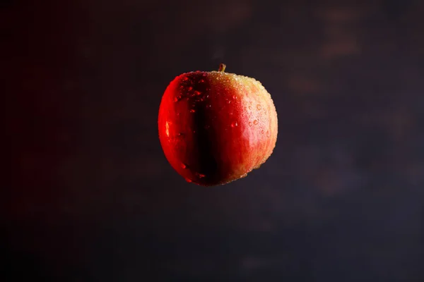 Rött Gult Stort Äpple Översvämmat Med Vatten Mörk Bakgrund — Stockfoto