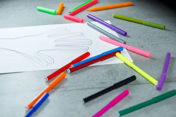 Muchos Marcadores Multicolores Para Dibujar Con Dibujos Papel Blanco — Foto de Stock