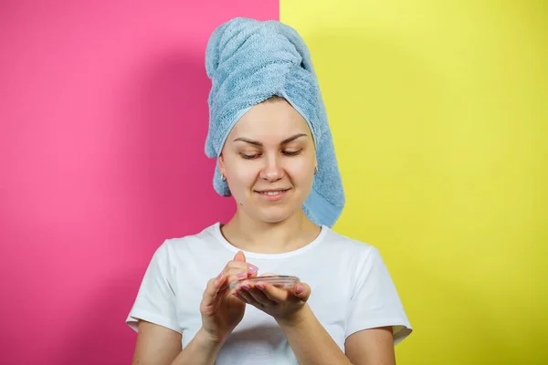 Retrato Una Hermosa Joven Que Pone Una Máscara Refrescante Cara — Foto de Stock