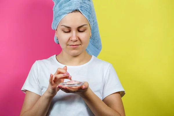 Porträt Eines Schönen Jungen Mädchens Das Sich Eine Erfrischende Maske — Stockfoto