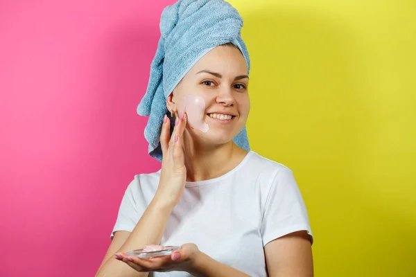 Retrato Uma Linda Jovem Que Coloca Uma Máscara Refrescante Seu — Fotografia de Stock