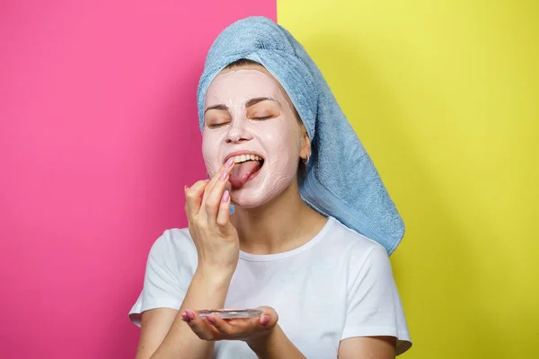 Retrato Uma Linda Jovem Que Coloca Uma Máscara Refrescante Seu — Fotografia de Stock