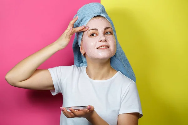 Retrato Uma Linda Jovem Que Coloca Uma Máscara Refrescante Seu — Fotografia de Stock