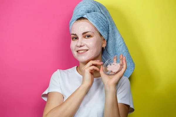 Retrato Uma Linda Jovem Que Coloca Uma Máscara Refrescante Seu — Fotografia de Stock