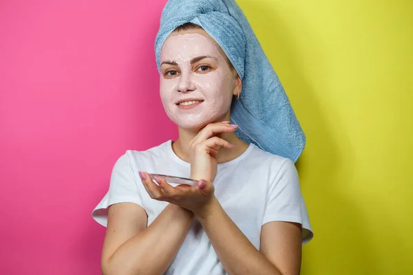 Retrato Uma Linda Jovem Que Coloca Uma Máscara Refrescante Seu — Fotografia de Stock