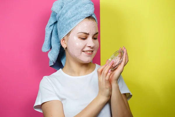 Retrato Uma Linda Jovem Que Coloca Uma Máscara Refrescante Seu — Fotografia de Stock