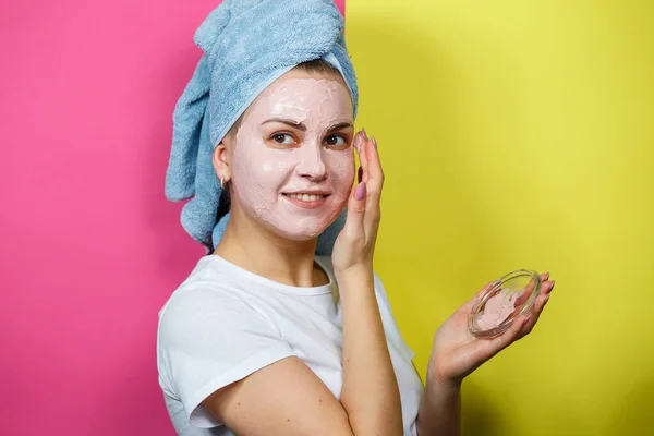 Porträt Eines Schönen Jungen Mädchens Das Sich Eine Erfrischende Maske — Stockfoto