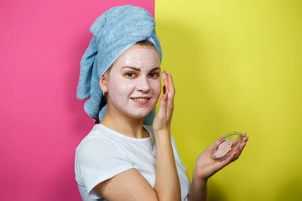 Portrait Beautiful Young Girl Who Puts Refreshing Mask Her Face — Stock Photo, Image
