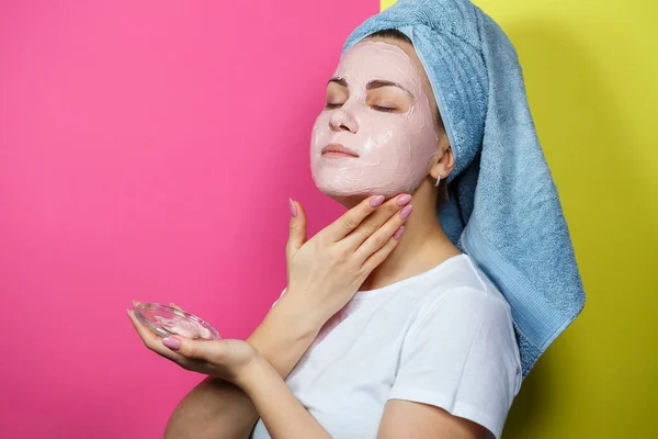 Porträt Eines Schönen Jungen Mädchens Das Sich Eine Erfrischende Maske — Stockfoto