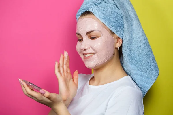 Retrato Uma Linda Jovem Que Coloca Uma Máscara Refrescante Seu — Fotografia de Stock