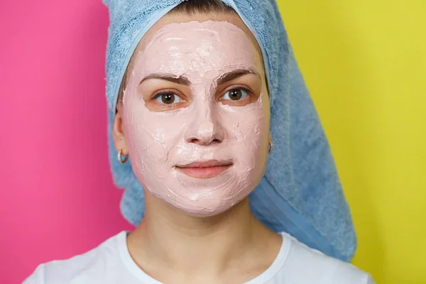 Portrait Beautiful Young Girl Who Puts Refreshing Mask Her Face — Stock Photo, Image