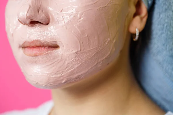 Portrait Beautiful Young Girl Who Puts Refreshing Mask Her Face — Stock Photo, Image