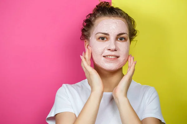 Retrato Uma Linda Jovem Que Coloca Uma Máscara Refrescante Seu — Fotografia de Stock