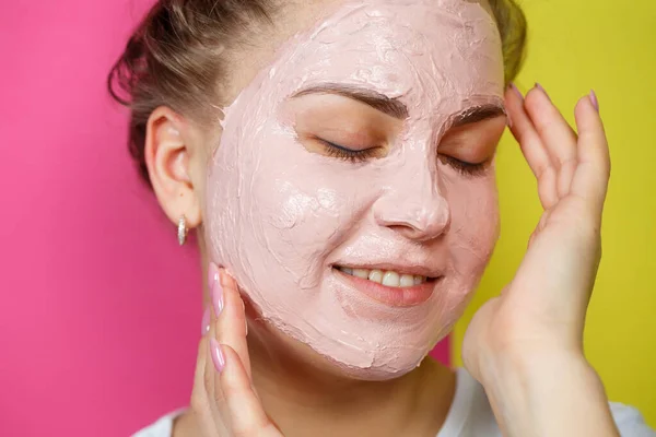 Retrato Una Hermosa Joven Que Pone Una Máscara Refrescante Cara — Foto de Stock