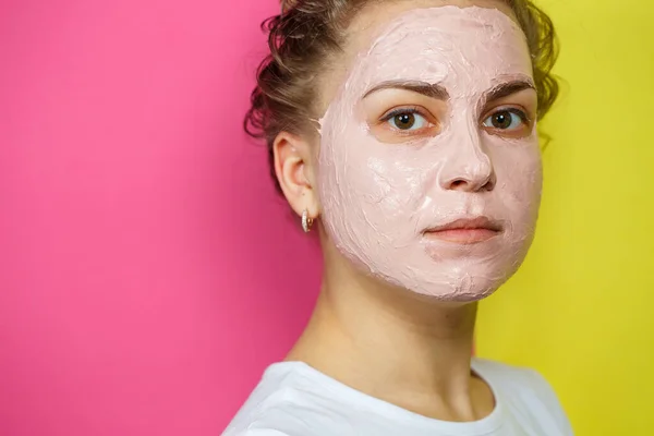 Potret Seorang Gadis Muda Yang Cantik Yang Menempatkan Masker Menyegarkan — Stok Foto