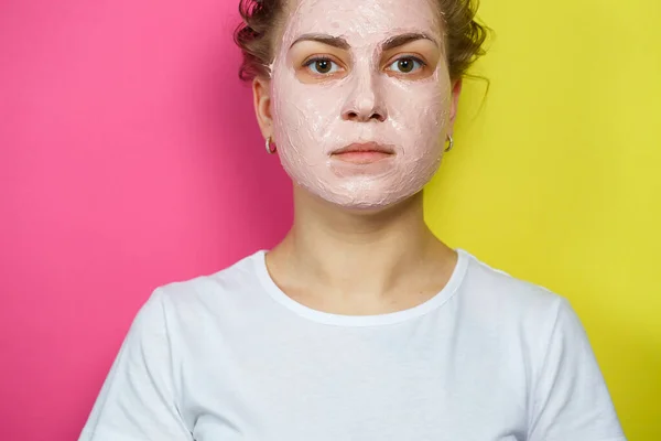 Retrato Uma Linda Jovem Que Coloca Uma Máscara Refrescante Seu — Fotografia de Stock