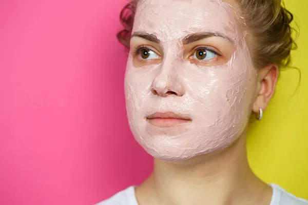 Retrato Una Hermosa Joven Que Pone Una Máscara Refrescante Cara — Foto de Stock