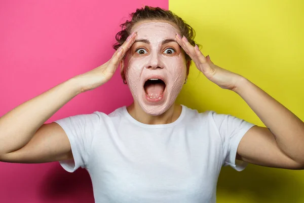 Retrato Una Hermosa Joven Que Pone Una Máscara Refrescante Cara — Foto de Stock